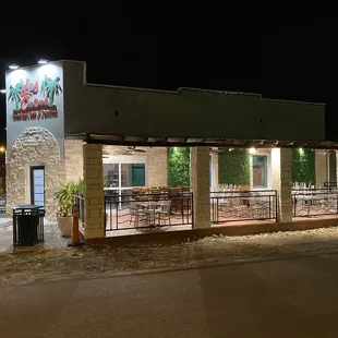 the outside of a restaurant at night