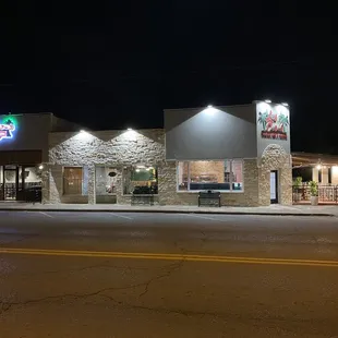 the outside of a restaurant at night