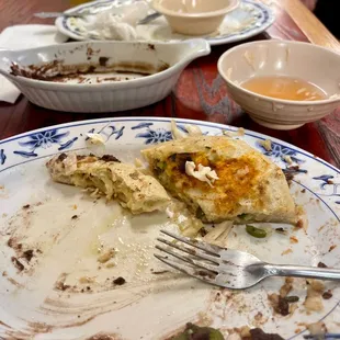 Frijoles y pupusa de queso con jalapeños.