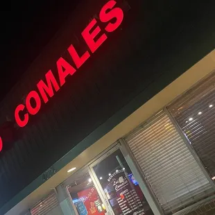 the outside of a restaurant at night