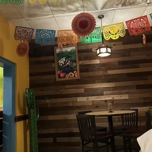 Area in between the back bar and main area #Intimate