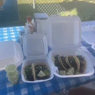 Tacos al pastor y chorizo con su salsa verde de aguacate