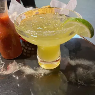 a margarita with a slice of lime