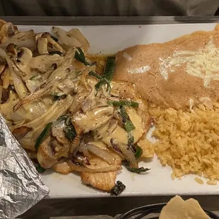 Pollo El Cuartes - grilled chicken, onions, pablano mushrooms, green peppers, rice and beans, flour tortillas.  Excellent.