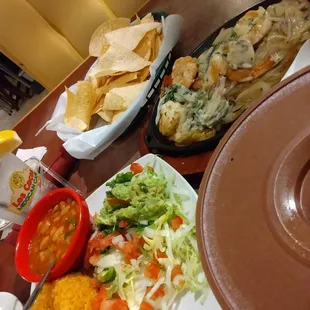 Shrimp fajtdinner, rice, beans, guac