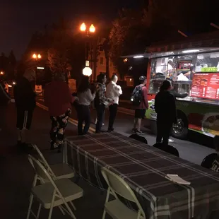 people ordering food