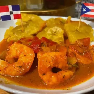 Camarones en Salsa Criolla con Tostones: Shrimp in Creole Sauce with Fried Plantains