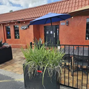 the outside of a restaurant