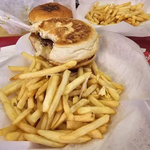 Dos hamburgesas, con queso.