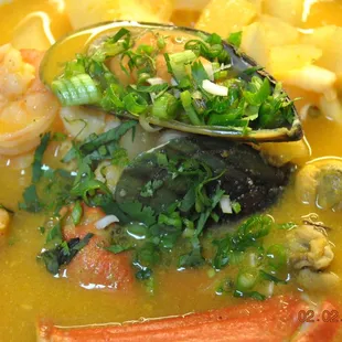 SOPA DE MARISCOS FRESCOS DEL MAR ACOPMAÑADO CON ARROZ BLANCO.