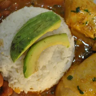 POLLO FRESCO GUISADO CON ARROZ, FRIJOLES Y AGUACATE.