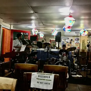 Wednesday nites at Los Garcias Mexican Restaurant in Kailua with the Flat 5 Blues Band