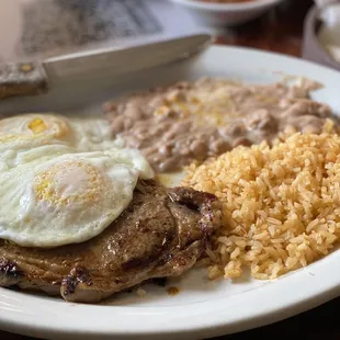 Desayuno carne asada plate with flour tortillas
