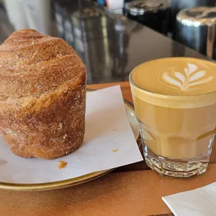 Churro cruffin + cortado