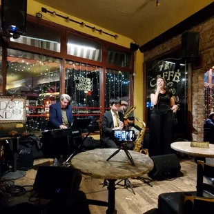 Live music (Heidi Evelyn)