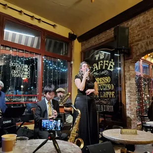 Live music (Heidi Evelyn)