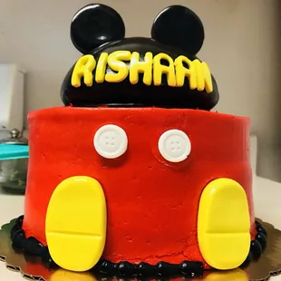 a mickey mouse cake