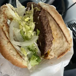  hamburger with lettuce