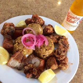 Chicharron de Pollo con Tostones