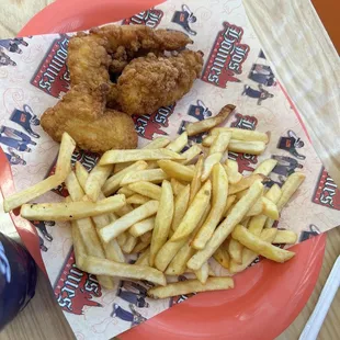 Chicken tenders and Kids Tiras De Pollo Con Papas Fritas