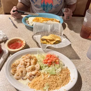 Shrimp with rice and queso