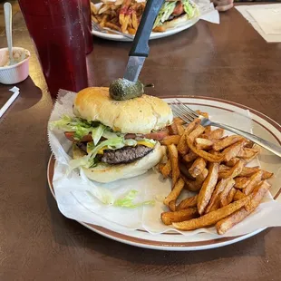 Burguers and fríes , but make sure they take the correct order , good Burguer flavor (as made at home ) and well priced .