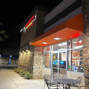 the outside of a fast food restaurant