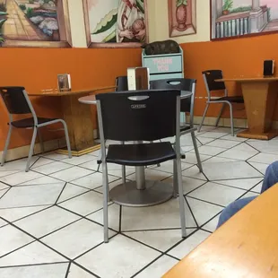A small but cute dinning area..!!