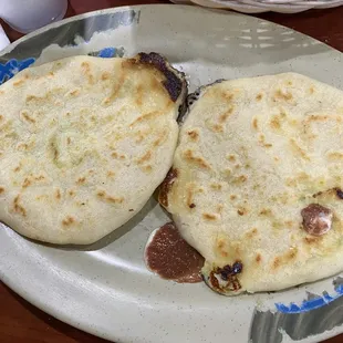 Excelente lugar delicioso muy limpio las pupusas bien hechas deliciosas soy mexicana pero amo este lugar