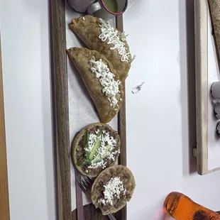 Gordita de chicharrón prensado, empanada de tinga de res, y empanada de picadillo.