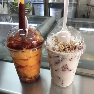 Mango con chili y fresa. $2 each.