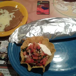 Jalisco Burrito con Pollo y Frijoles Refritos.
