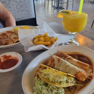 Appetizers, drinks and entrée.