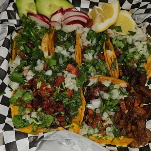 4 tacos de al pastor and 2 de asada
