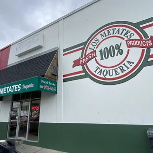 the front of a fast food restaurant