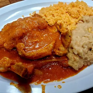 Chuletas en salsa roja.