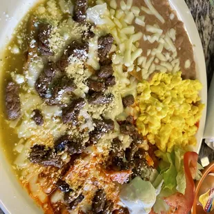 Chilaquiles con Huevo red and green
