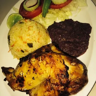Mmmm la riquísima gallina asada con frijolitos salvadoreños y este arroz súper delicioso
