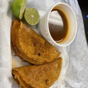 Dos tacos de birria y consomé