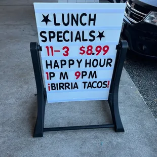 a sign for lunch specials
