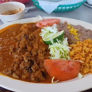 Guiso de Carne de Res, Arroz y frijoles y ensalada muy rico!