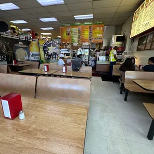 the interior of a fast food restaurant