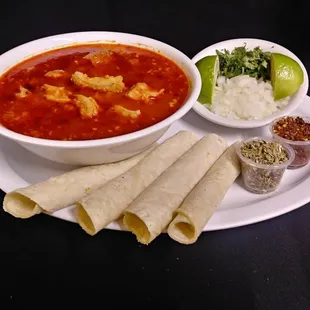 El tradicional menudo rojo