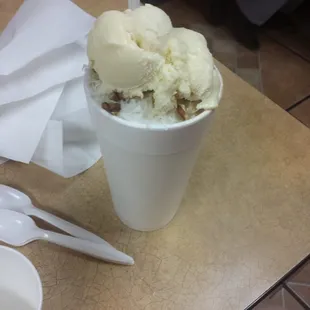 Raspa De nueze con cajeta y coco con neive