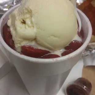 Strawberry raspa con vanilla ice cream