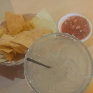 a margarita and chips
