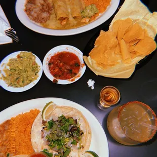 Tacos y enchiladas y Cadillac margarita