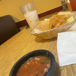 Horchata Homemade, Nachos y salsa.