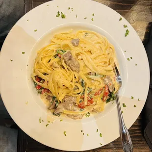 Alfredo pasta with steak