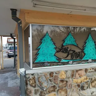 a window with a sign that says los pinos